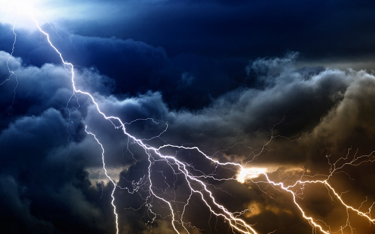 В службе спасения Якутии назвали способы уберечься от удара молнии