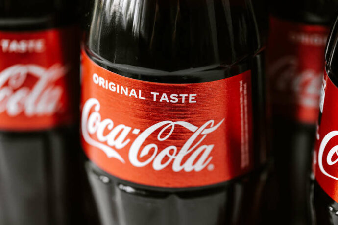 Coca-Cola объявила о прекращении выпуска и продажи напитков в России