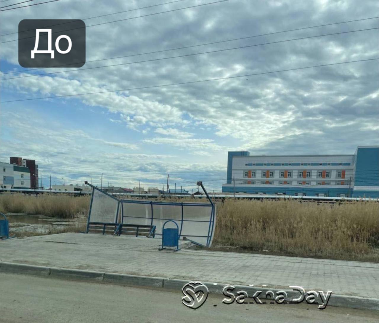 В Якутске из-за ветра упала автобусная остановка