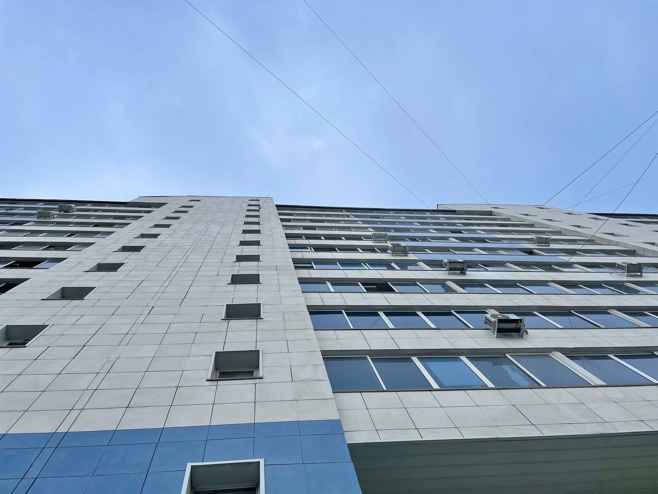 Спасший ребенка при падении из окна мужчина госпитализирован в Якутске