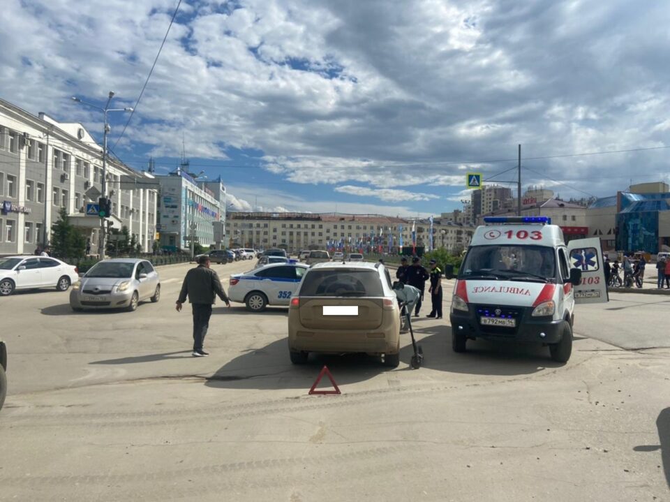 В Якутске женщина на электросамокате врезалась в автомобиль