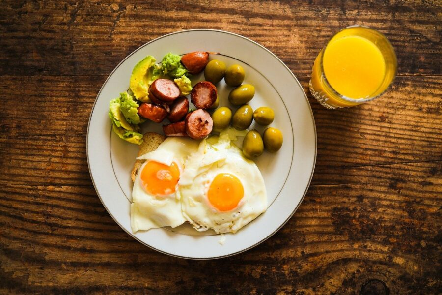 Диетолог рассказала о полезных завтраках для мужчин и женщин