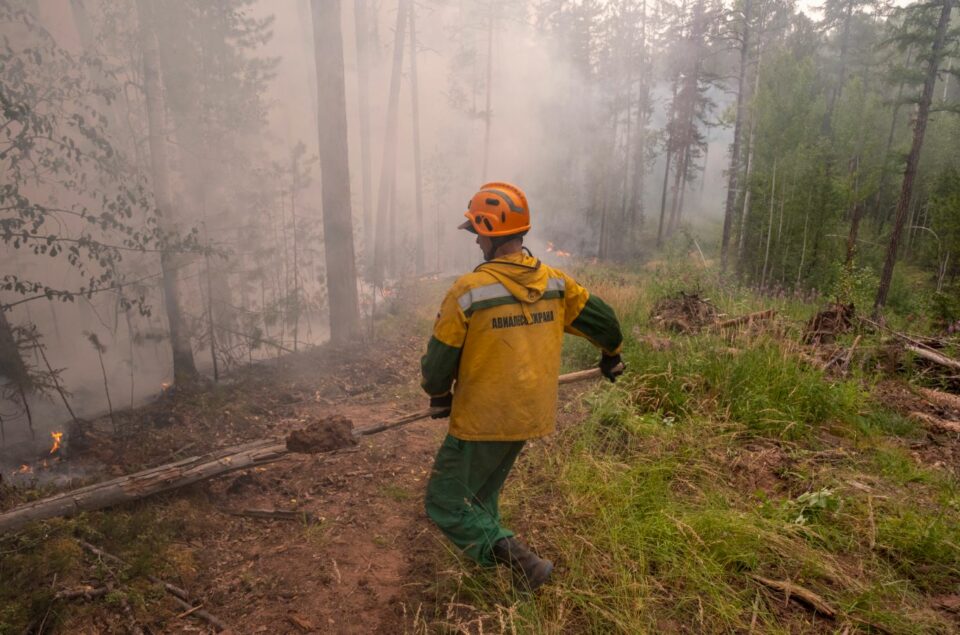 Два лесных пожара в Якутии тушат парашютисты-десантники Авиалесоохраны