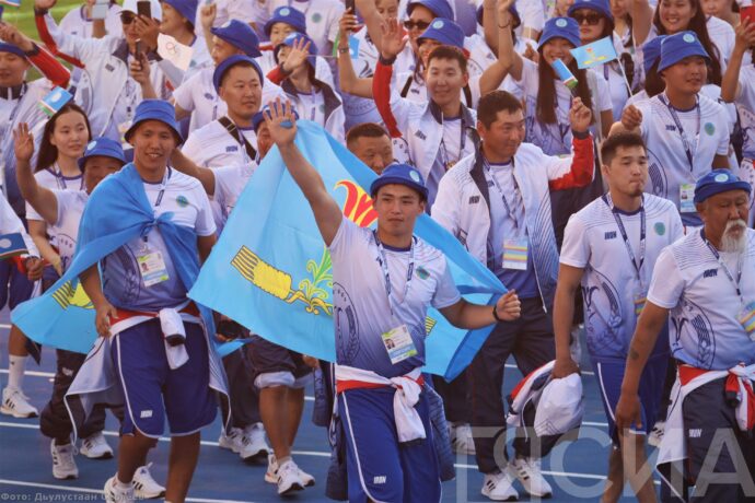 Найдите себя и друзей. Фоторепортаж с трибун и парада открытия VIII Спортивных игр народов Якутии