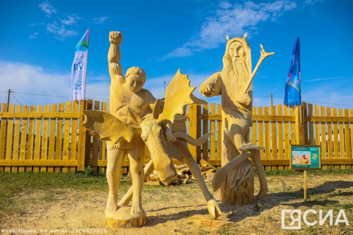 Выставка деревянных скульптур «Колыбель Олонхо» открылась в Усть-Алданском улусе