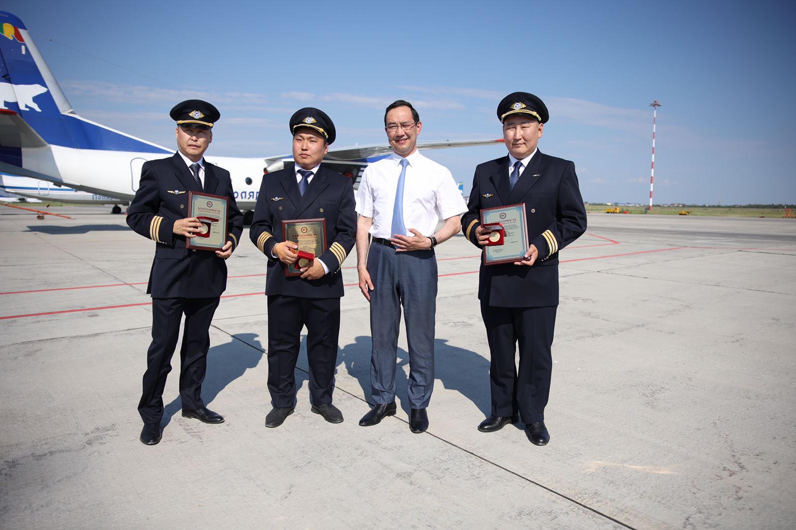 Экипаж вертолёта Ми-8Т "Полярных авиалиний" получил награды главы Якутии