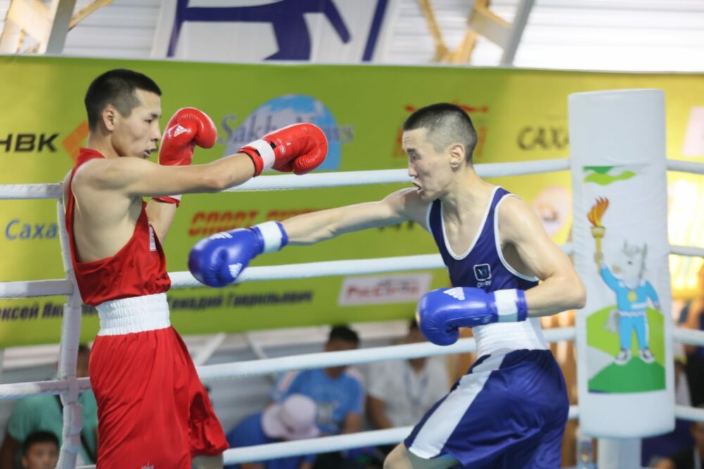 Первые боксёрские бои за выход в четвертьфинал провели на Играх народов Якутии
