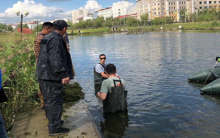 Экологи провели субботник на Теплом озере в Якутске