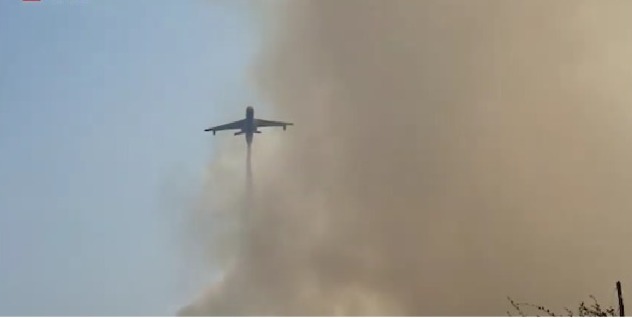 Видео: самолет Бе-200 и вертолеты тушат лесной пожар в Мирнинском районе
