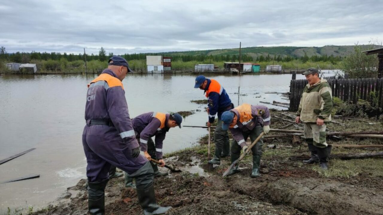 В селе Хайысардах Верхоянского района Якутии уровень воды начал снижаться —  ЯСИА