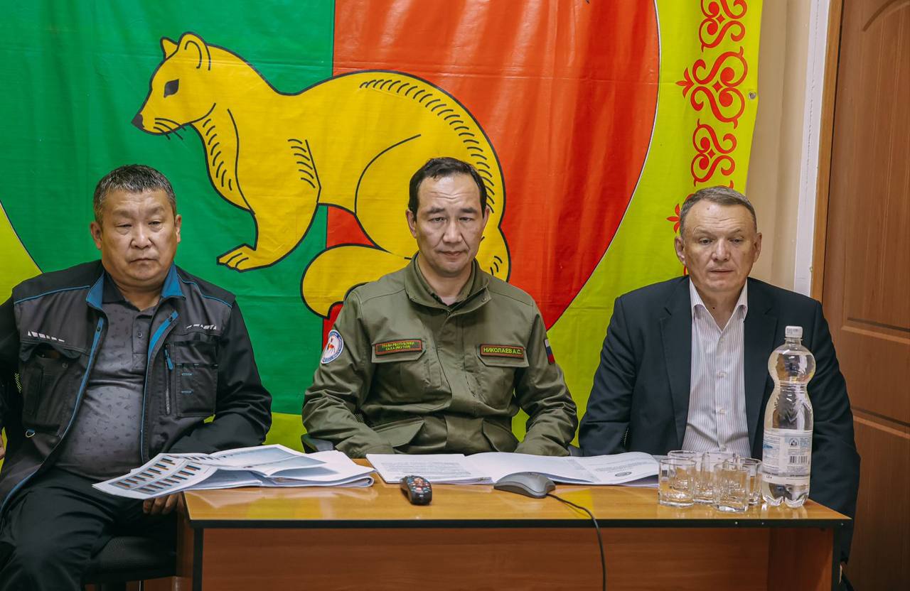 Глава Якутии провёл совещание по ситуации с лесными пожарами в Усть-Майском и Алданском районах