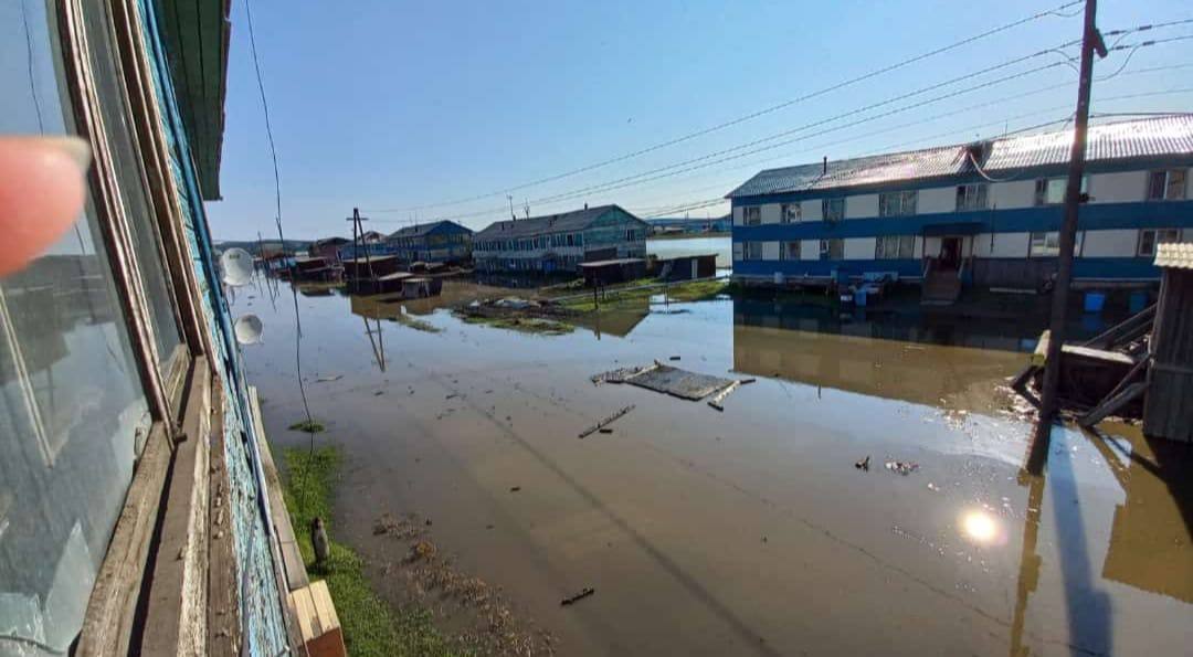 Паводок в Верхоянске: насыпь не выдержала дождевых вод