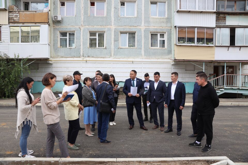 Депутаты проверили ход благоустройства дворов и содержание памятников в Якутске