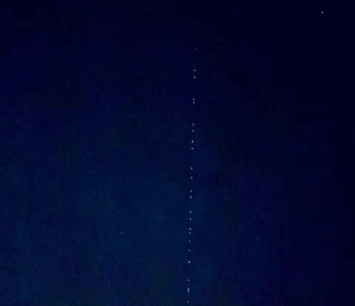 Якутяне увидели в ночном небе запуск на орбиту спутников Илона Маска