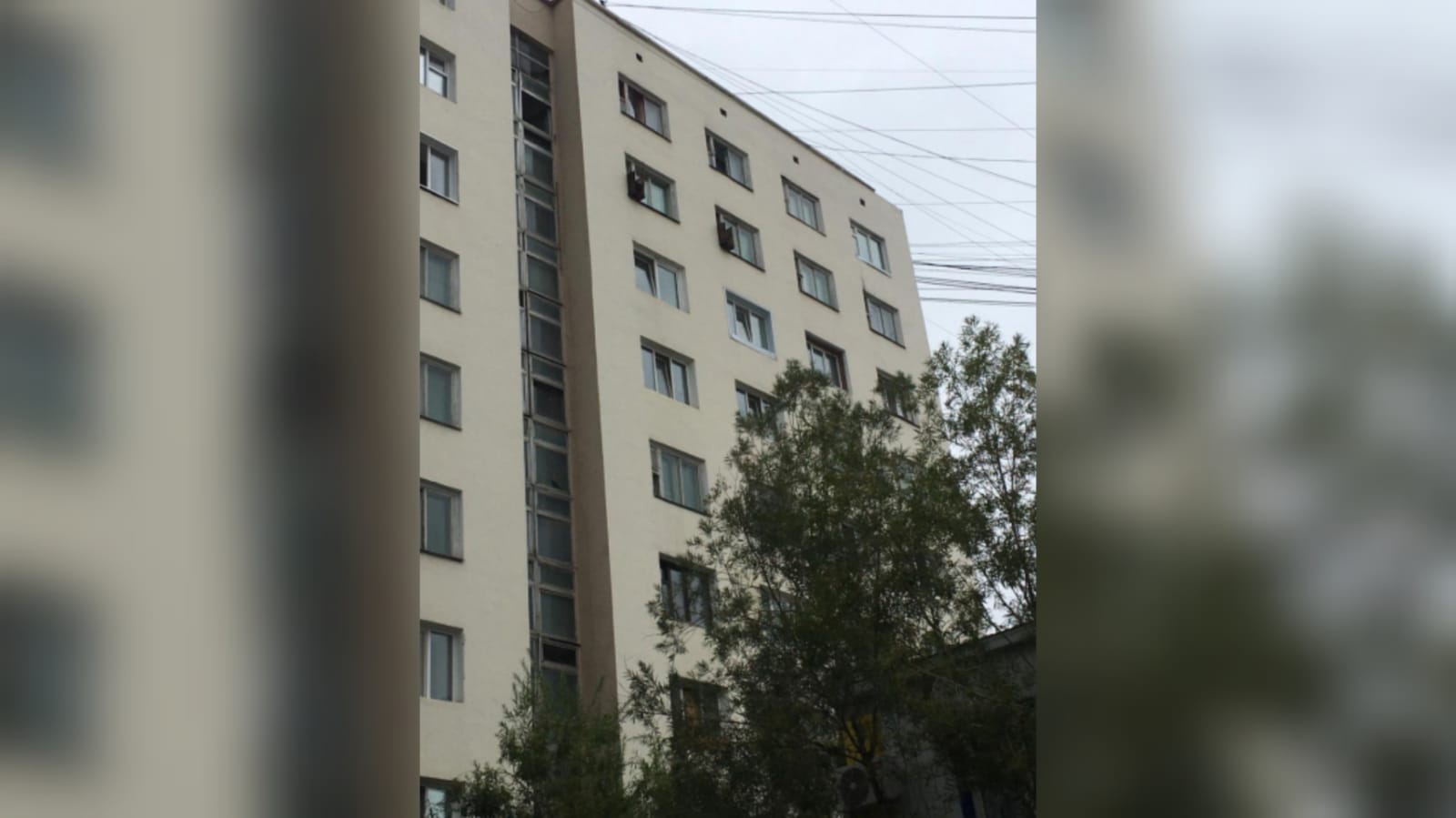 В Якутске пьяный мужчина пытался скинуть с девятого этажа двоих детей