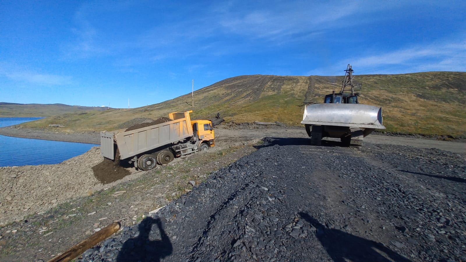 Пять единиц техники привлечено на восстановление плотины в Булунском районе