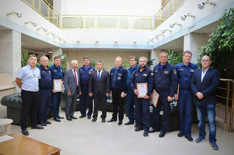 В правительстве Якутии наградили экипаж вертолета Ми-26 МЧС России