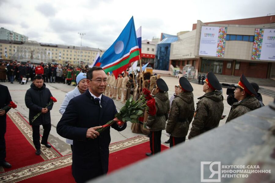 Глава Якутии Айсен Николаев возложил цветы к памятнику Платону Ойунскому