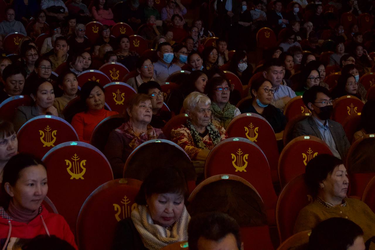 Якутская эстрада. Прошел концерт якутск. Якутские эстрадные певицы. Оркестр. Концерт фото.