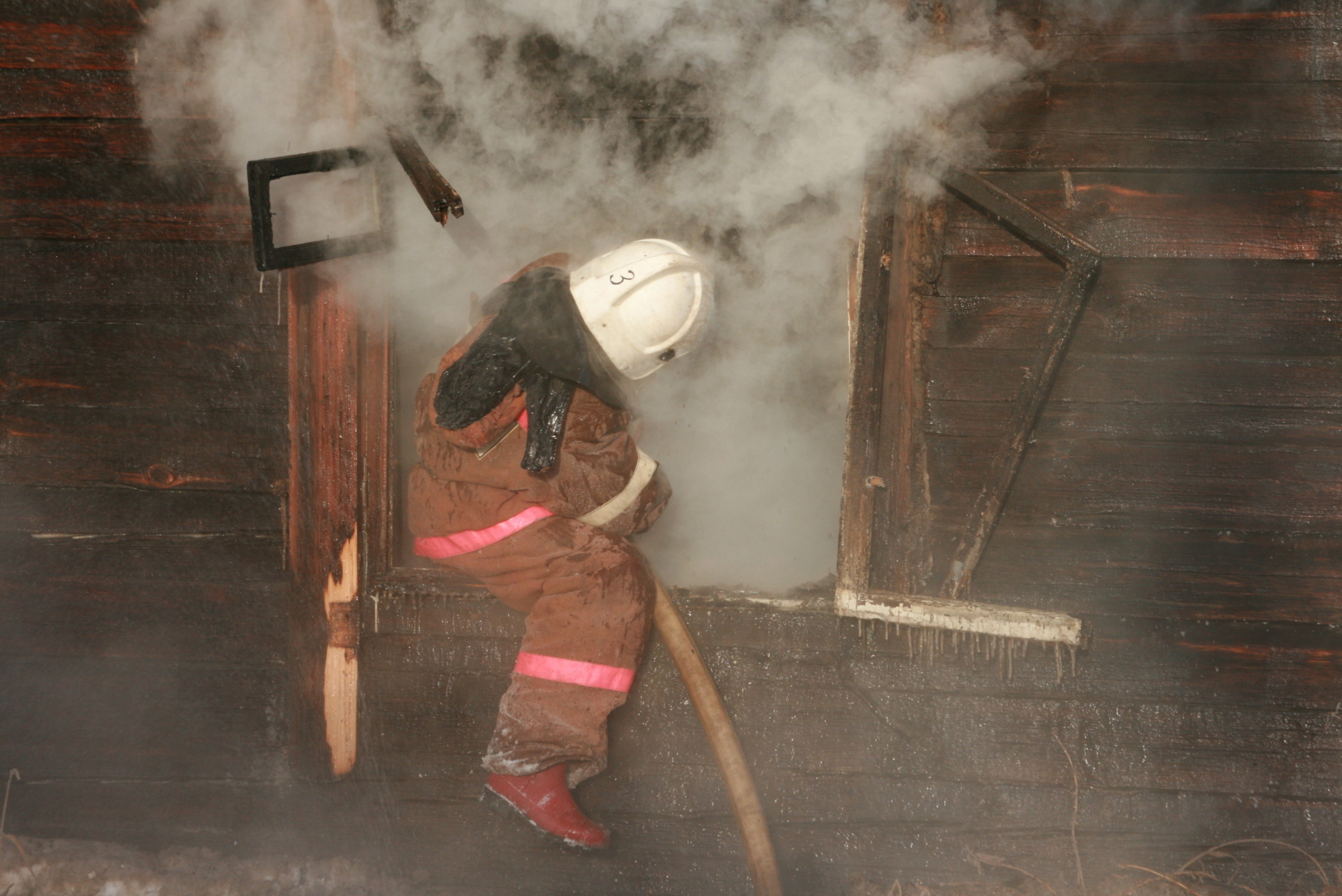 Спасти человека из пожара удалось огнеборцам в Якутске