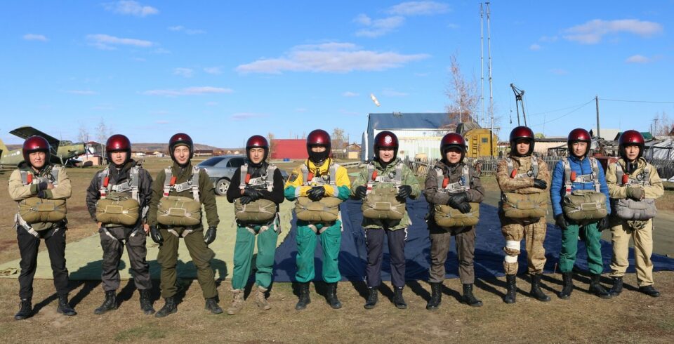 В Сунтарском районе Якутии парашютисты-пожарные прошли обучение