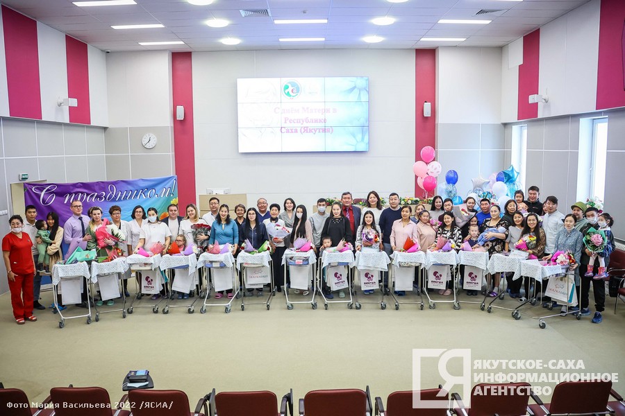 В Якутске родителям новорожденных вручили сертификаты капитала «Дети столетия»