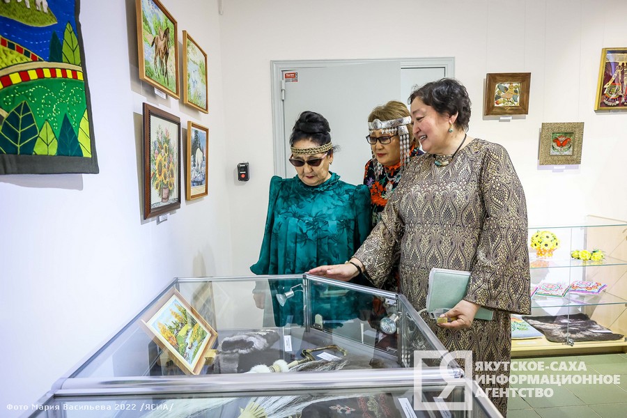 В Якутске открылась выставка «Тепло материнских рук»