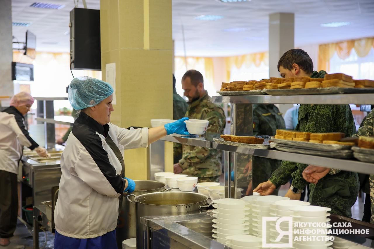 Мясо, овощи и фрукты. Чем кормят военнослужащих из Якутии