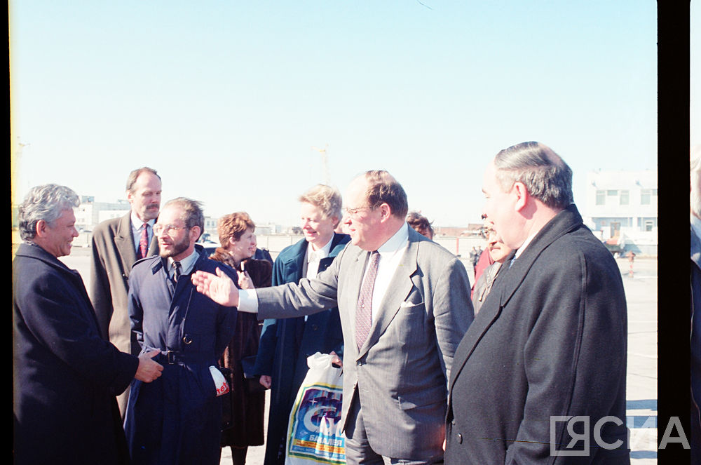 Визит послов Дании, Исландии, Норвегии, Финляндии и Швеции, 25 апреля 1995 г. Фото из архива ЯСИА