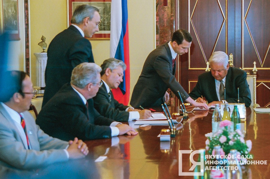 29 июня 1995 г. Борис Ельцин и Михаил Николаев подписывают договор о разграничении полномочий между РФ и Якутией. Фото из архива ЯСИА