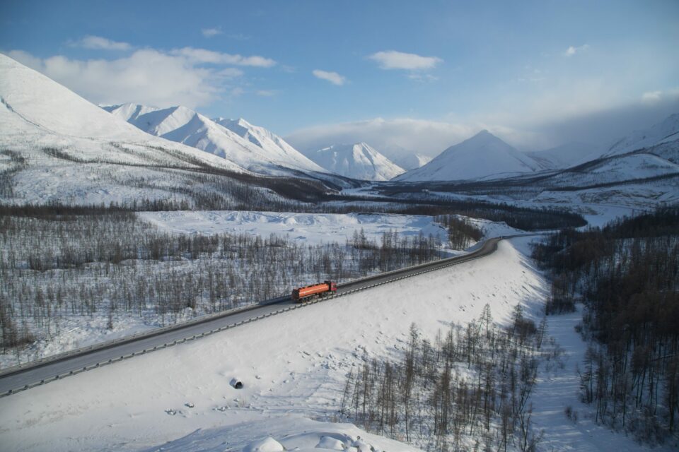 В Якутии после схода лавин на участке трассы «Колыма» открыли движение для транспорта