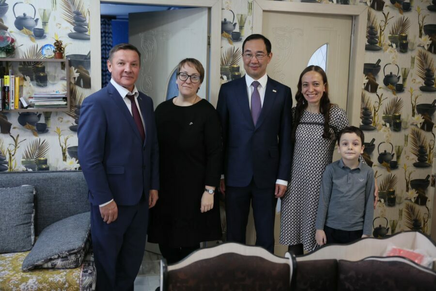 Семью военнослужащего посетил глава Якутии в Алдане