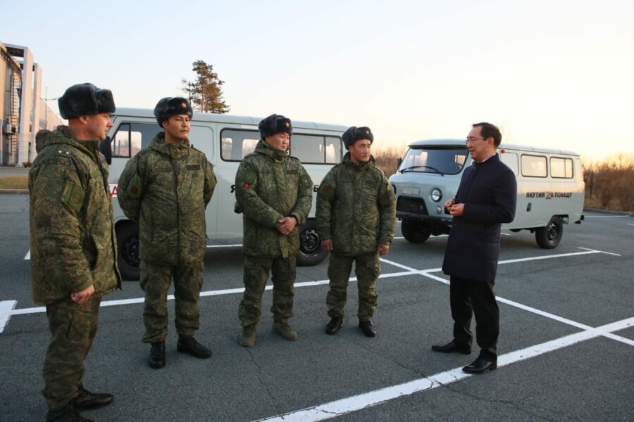 Глава Якутии передал военнослужащим автомобили УАЗ