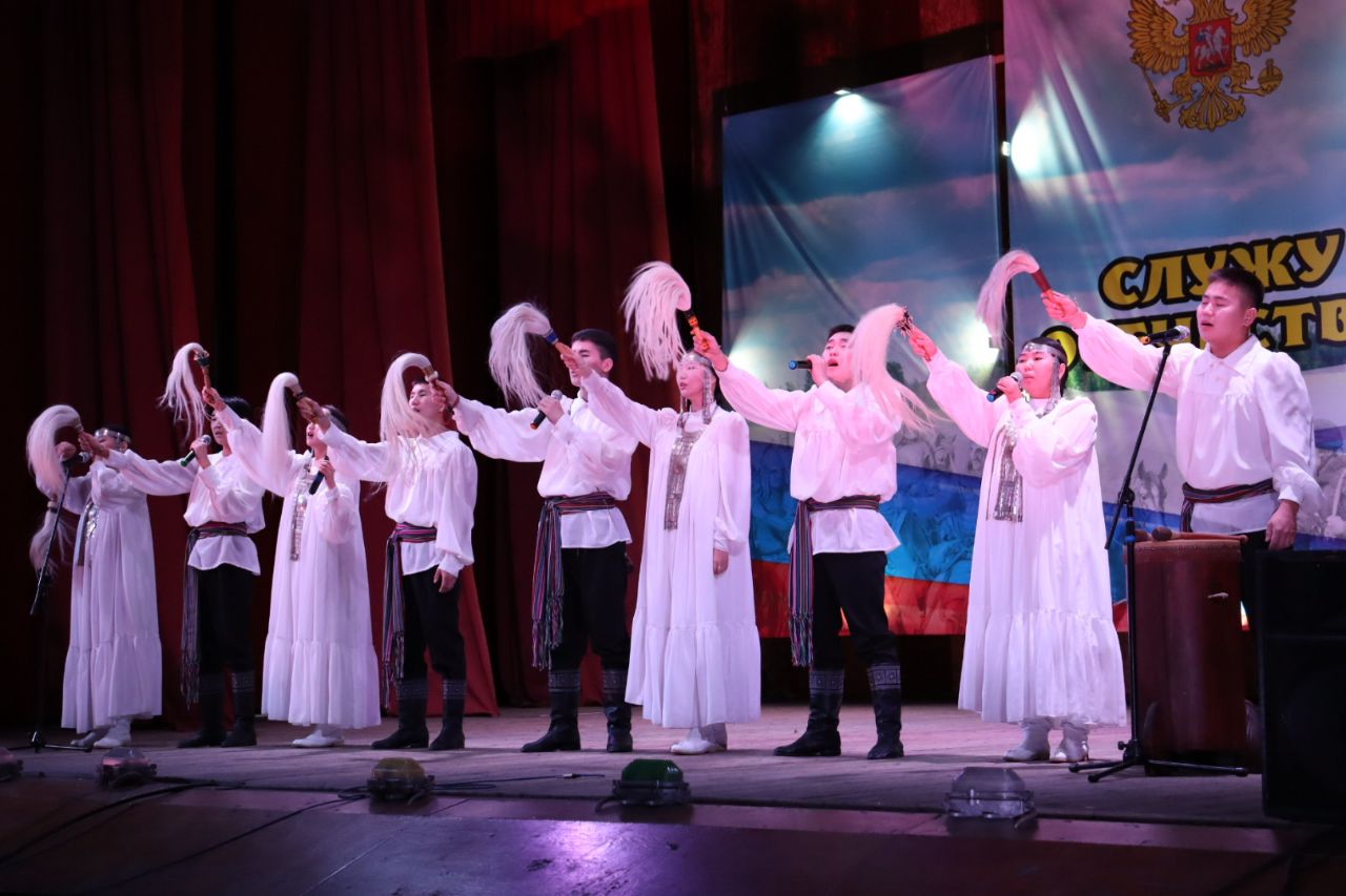 Артисты из Якутии выступили в бурятском гарнизоне перед мобилизованными земляками