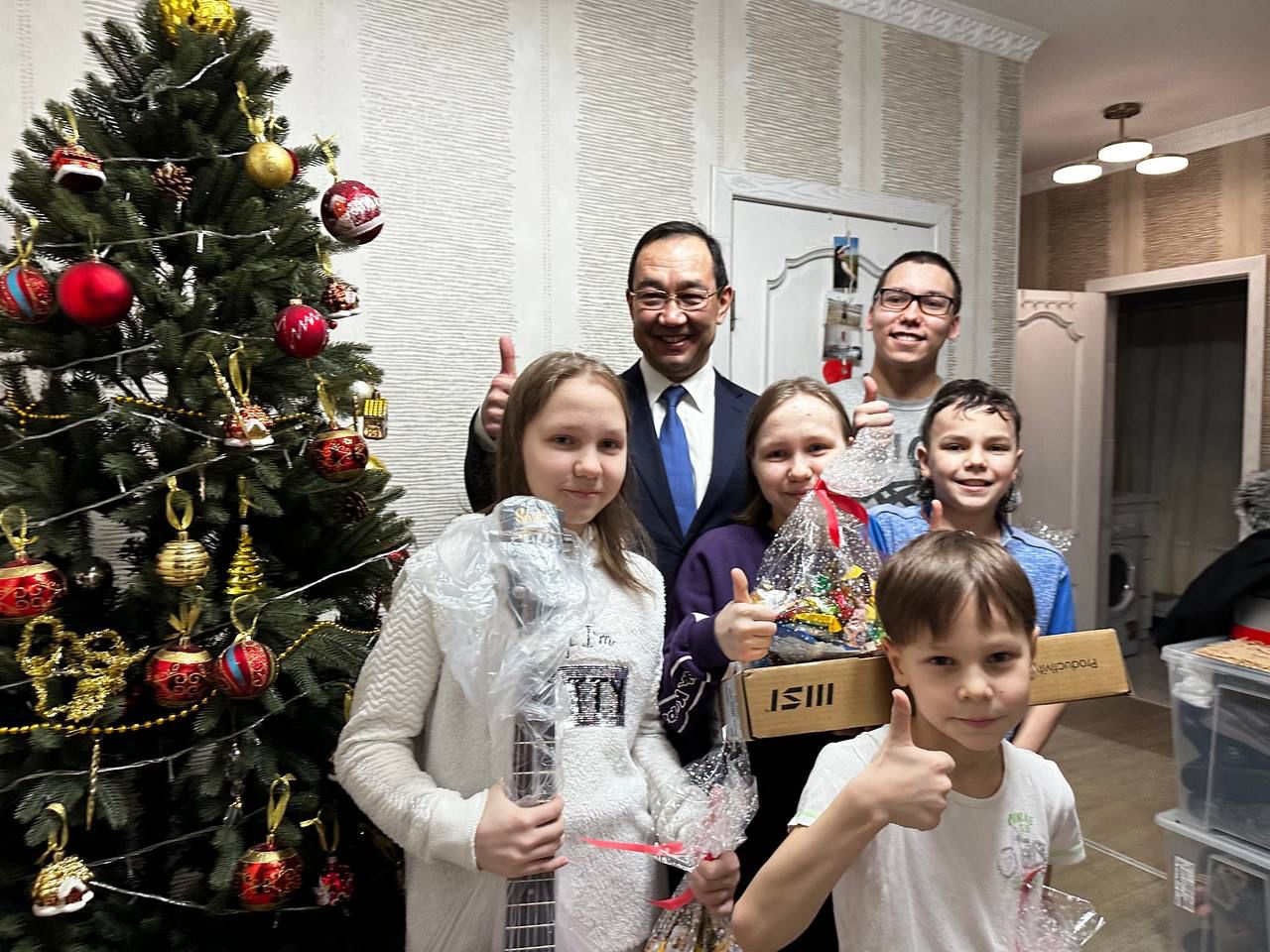 Глава Якутии подарил гитару и ноутбук детям из многодетной семьи