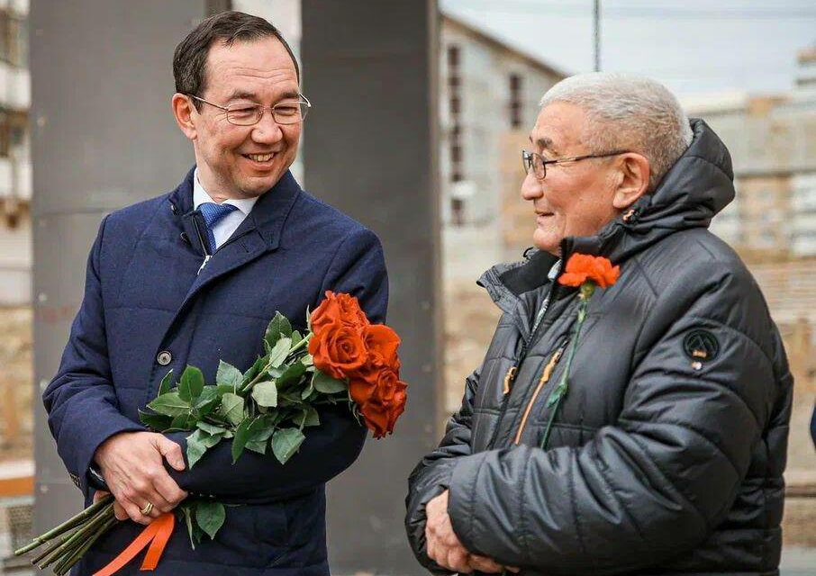 Глава Якутии поздравил своего педагога Виктора Потапова с вручением высокой награды