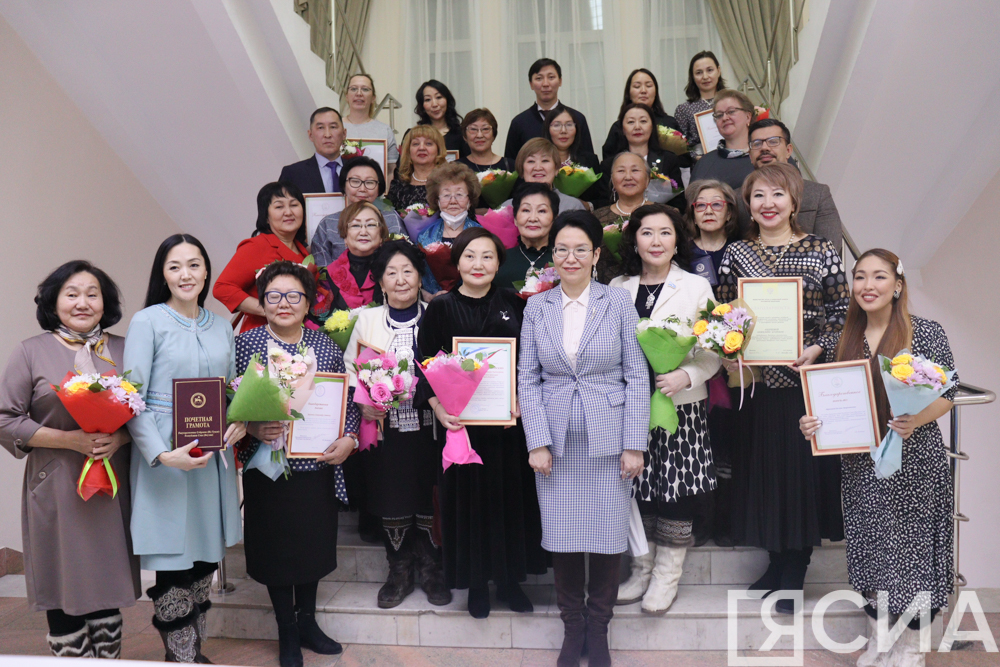В Якутии подвели итоги Года матери церемонией награждения