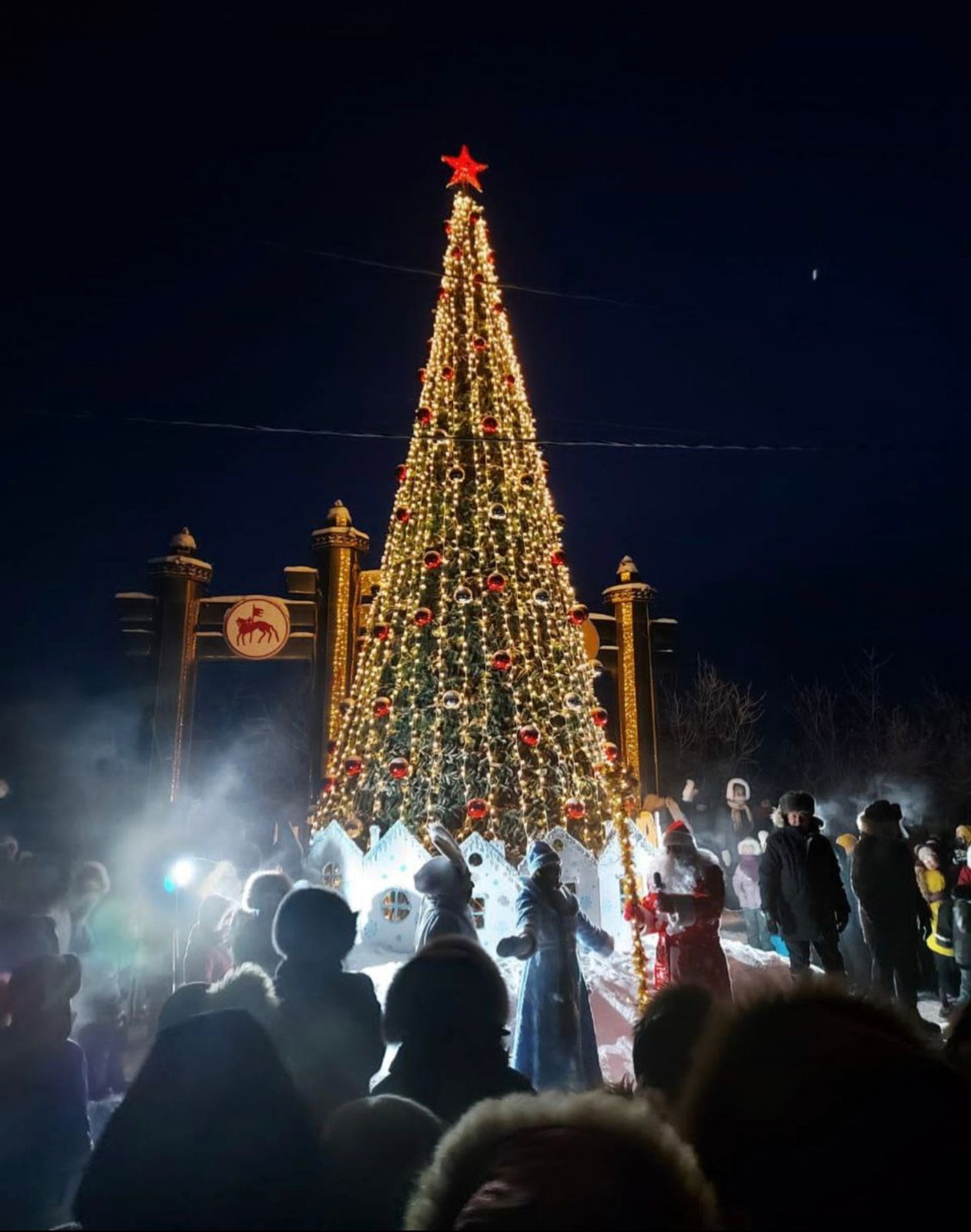 Фоторепортаж: в районах Якутии зажглись новогодние елки | 01.12.2022 |  Якутск - БезФормата