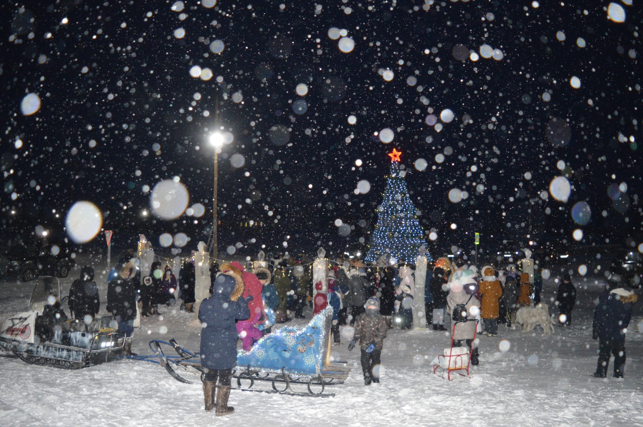 Фоторепортаж: в районах Якутии зажглись новогодние елки | 01.12.2022 |  Якутск - БезФормата