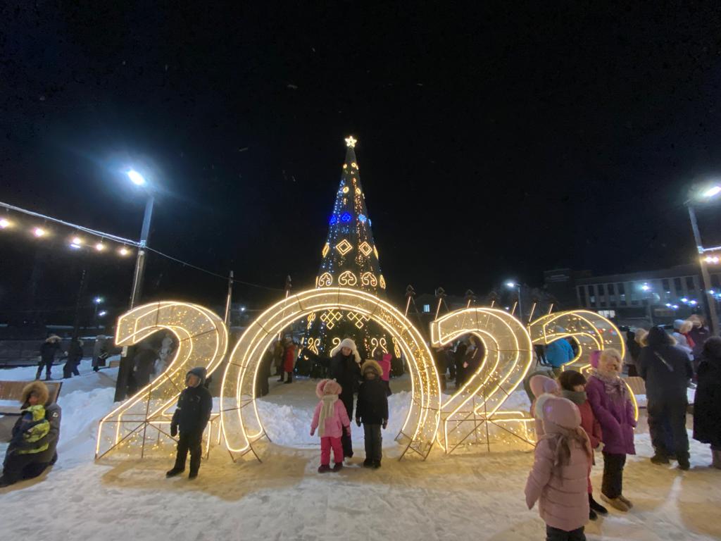 Фоторепортаж: в районах Якутии зажглись новогодние елки | 01.12.2022 |  Якутск - БезФормата