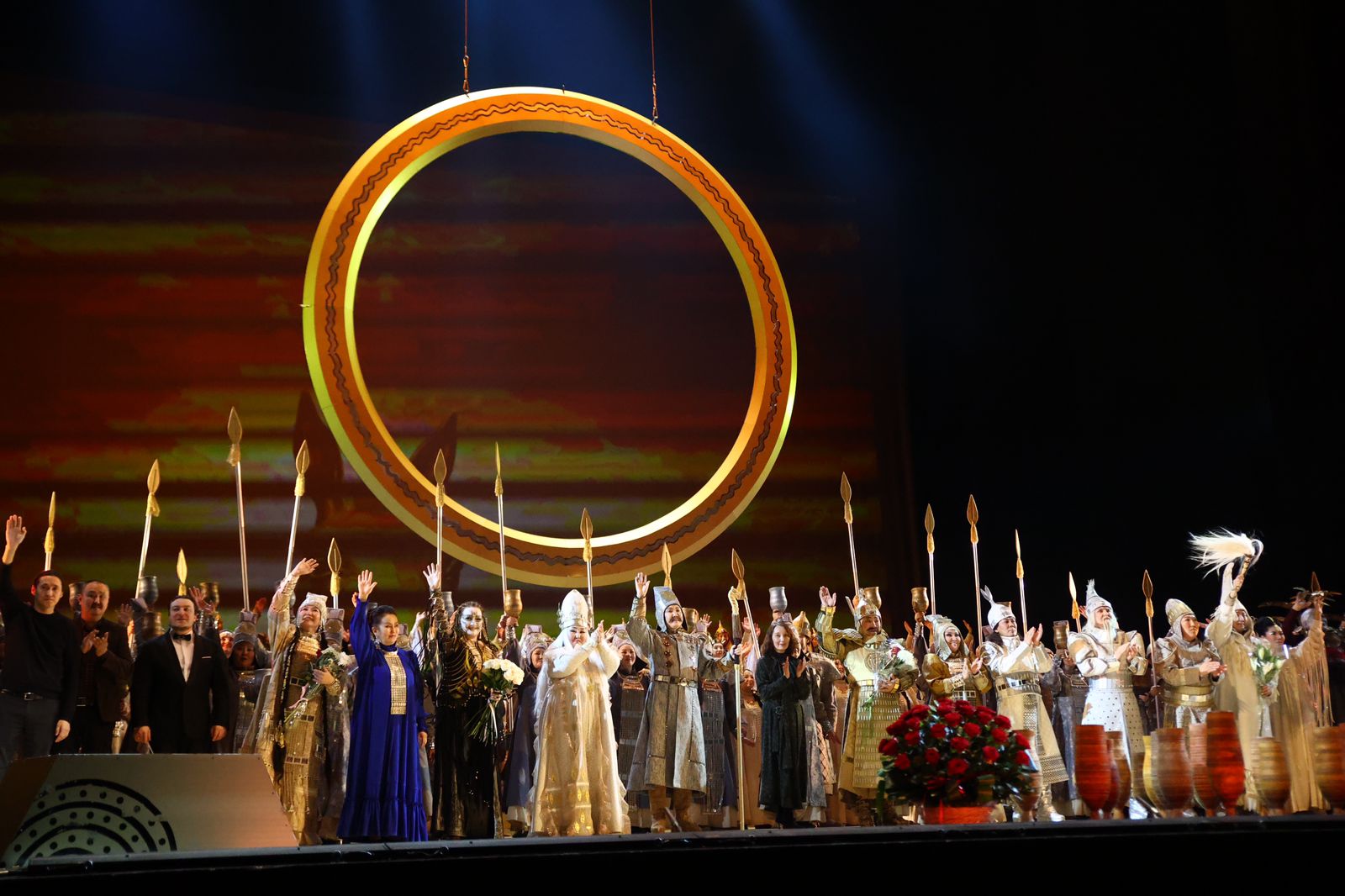 Под бурные аплодисменты: премьера оперы-олонхо «Ньургун Боотур» состоялась в Санкт-Петербурге