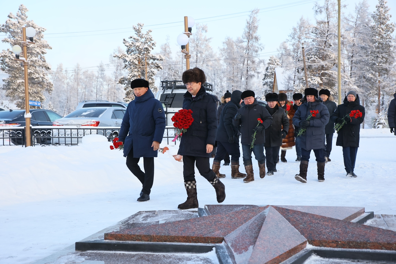 Глава Якутии возложил цветы к памятнику Герою Советского Союза Федору Попову