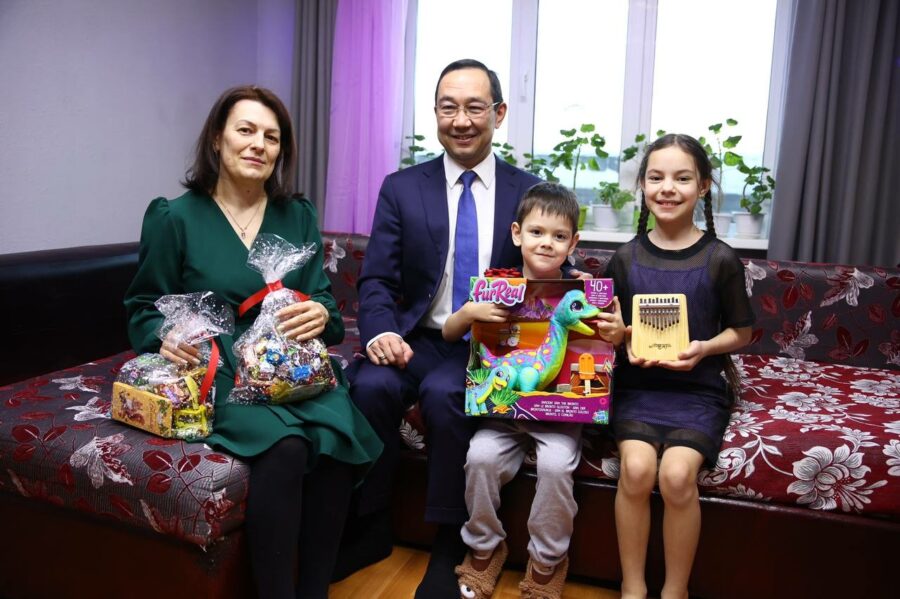 Глава Якутии исполнил новогодние желания детей участника СВО