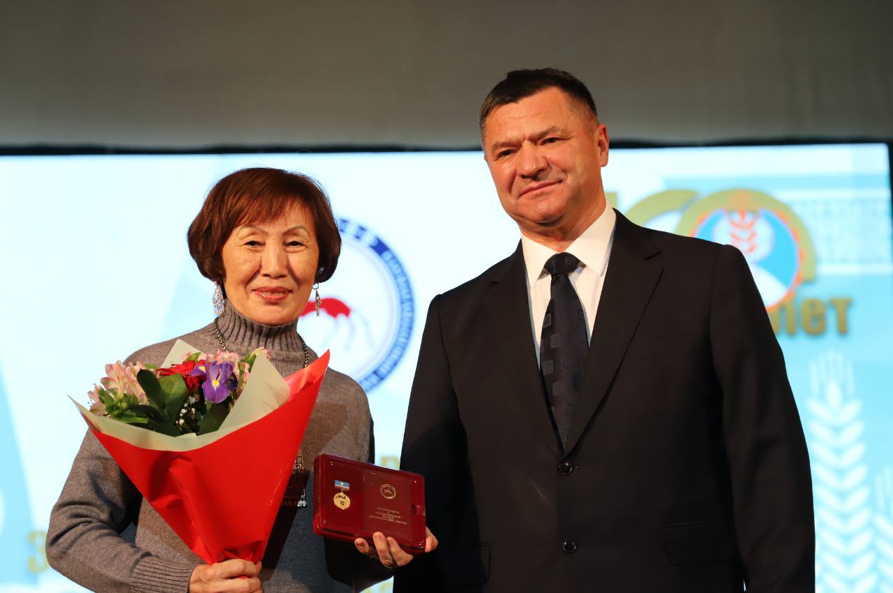 Государственные награды вручили лучшим работникам сельского хозяйства Якутии