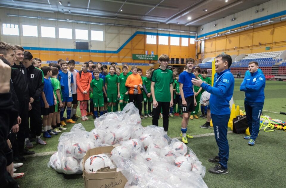 Российский футбольный союз передал якутским детям комплект инвентаря