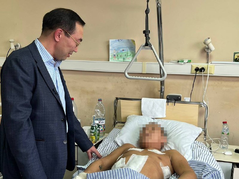 Айсен Николаев навестил в главном военном госпитале раненых бойцов из Якутии