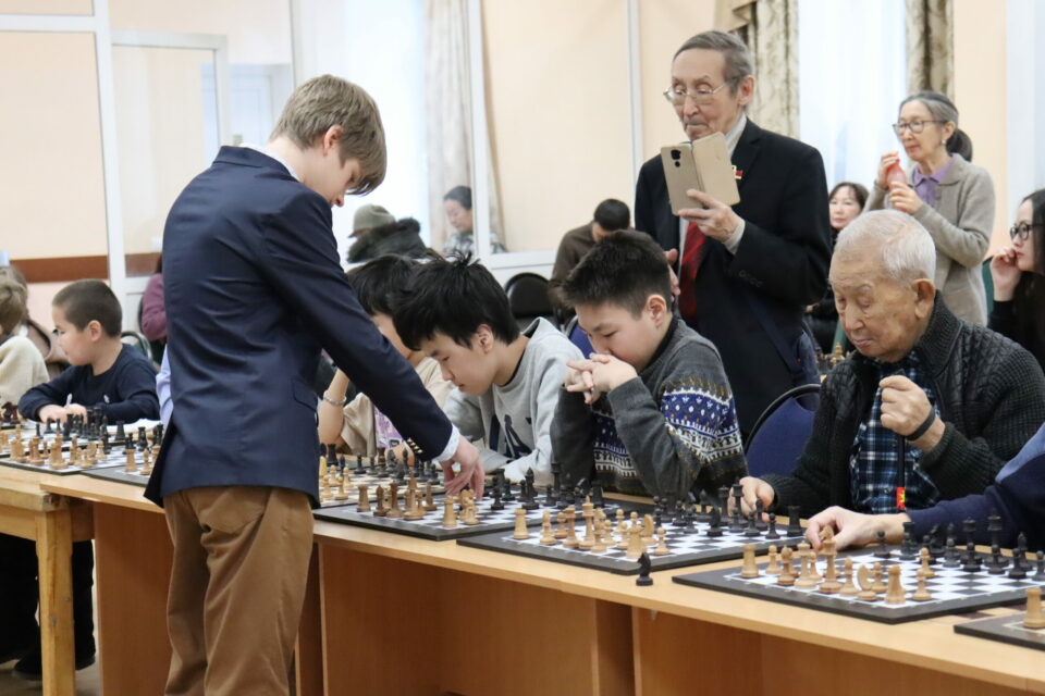 Сеанс одновременной игры провел 16-летний гроссмейстер Володар Мурзин в Якутске