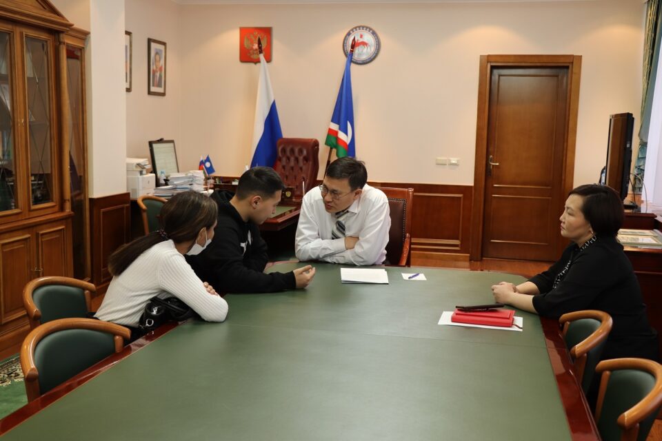 Руководитель администрации главы и правительства Якутии встретился с участником СВО