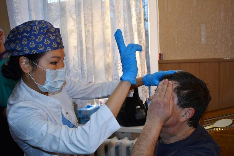 Офтальмологи Якутии провели более 100 операций в городе Кировское