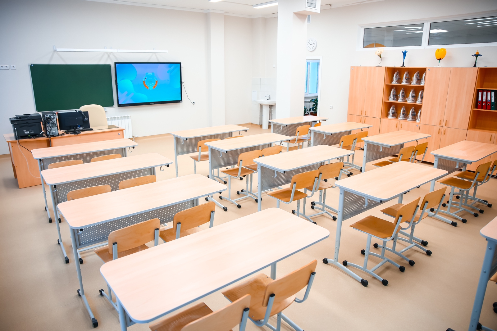 Лаборатории, спортзалы и столовые: два новых пристроя к школам открыли в Якутске